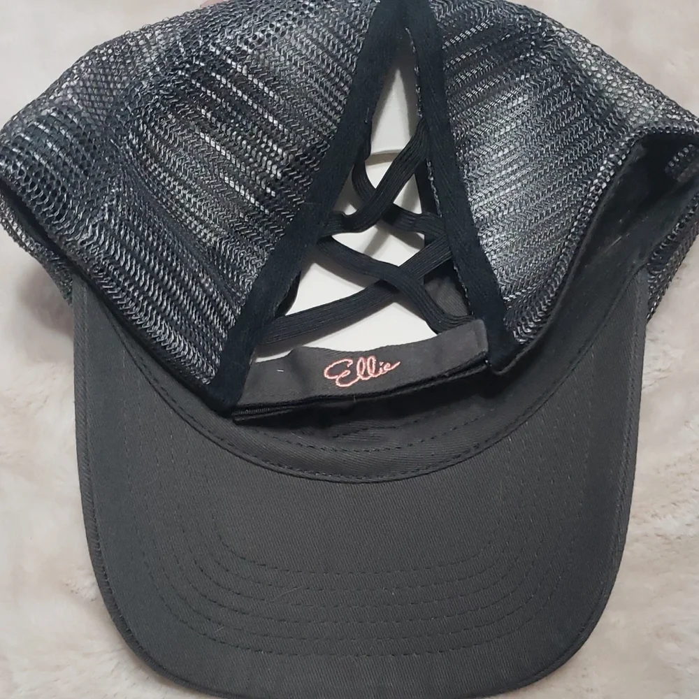 Ellie Grey hat‎